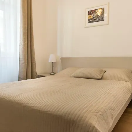 45 Négyzetméteres, 1 Hálószobás, 1 Saját Fürdőszobával Rendelkező Apartman 02. Kerület Terüle Apartman Prága