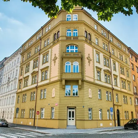 45 Négyzetméteres, 1 Hálószobás, 1 Saját Fürdőszobával Rendelkező Apartman 02. Kerület Terüle * Prága